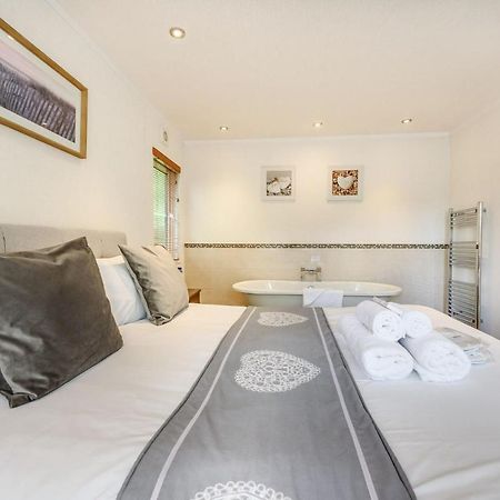 Bay Tree Lodge 02 Narberth Esterno foto